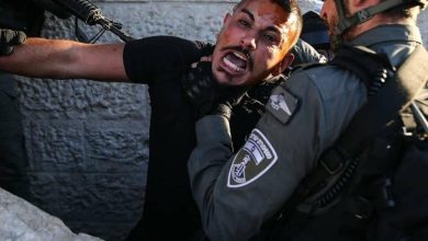 Photo of الاحتلال يُبعد مقدسيًا عن منطقة باب العامود