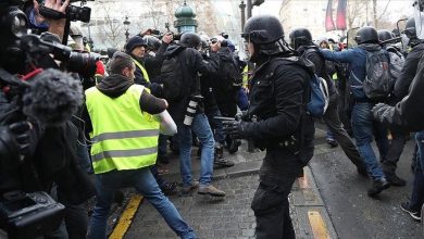Photo of الشرطة الفرنسية تفرق بالقوة الآلاف من أحد ميادين باريس