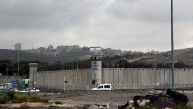 Photo of قوات القمع الإسرائيلي تقتحم سجون “عوفر” وتشرع بنقل الأسرى