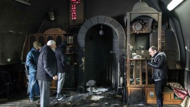 Photo of الاحتلال يحرق مقتنيات مسجد ويصيب شابًّا جنوب جنين