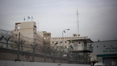 Photo of وحدات القمع الإسرائيلية تقتحم قسم (2) بمعتقل ريمون وتنكل بالأسرى