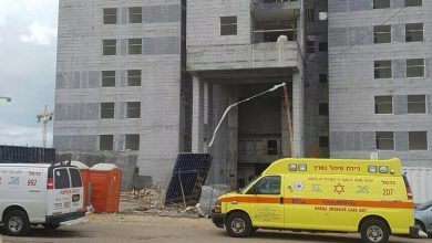 Photo of إصابة خطيرة لعامل سقط عن ارتفاع في “موشاف”  وسط البلاد