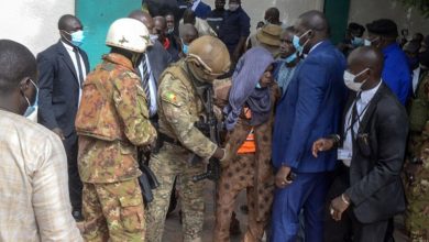 Photo of الرئيس المالي المؤقت يتعرض لـ”محاولة اغتيال” إثر صلاة العيد في باماكو