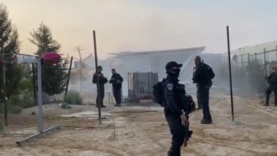 Photo of النقب: السلطات الإسرائيلية تهدم بيتا في قرية بئر الحمام