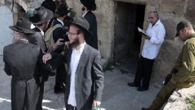 Photo of مستوطنون يؤدون طقوسا تلمودية على أبواب الأقصى