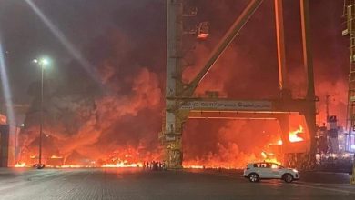 Photo of انفجار على سفينة في دبي يتسبب بحريق كبير