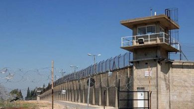 Photo of الاحتلال يقتحم سجن “عسقلان” ويعزل الأسير المضرب محمد نوارة