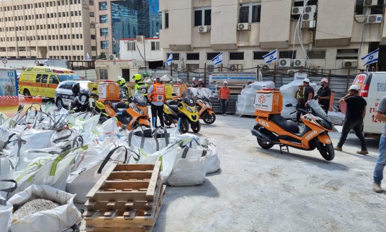 من مكان الحادث بتل أبيب، اليوم (تصوير نجمة داود الحمراء)