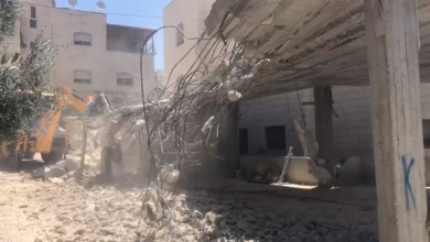 Photo of الاحتلال يجبر عائلة مقدسية على هدم منزلها ذاتيًا