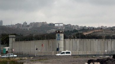 Photo of 13 معتقلا فلسطينيا يضربون عن الطعام في السجون الإسرائيلية