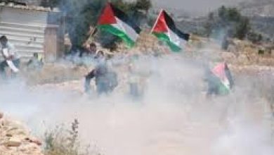 Photo of إصابة بالرصاص والاختناق جراء قمع الاحتلال مسيرة منددة بالاستيطان في حزما