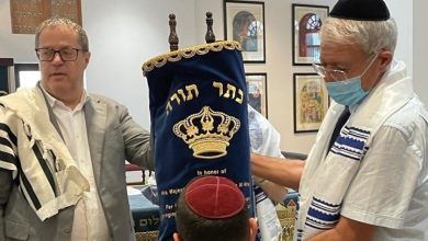 Photo of مستشار ملك البحرين ينشر صور أول صلاة يهودية بالمنامة.. وردود