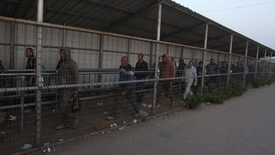Photo of الاحتلال يلاحق العمال على معبر الظاهرية ويحتجز العشرات