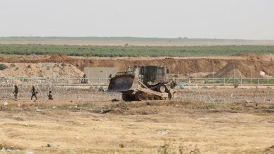 Photo of آليات الاحتلال تنفذ أعمال تجريف وسط قطاع غزة