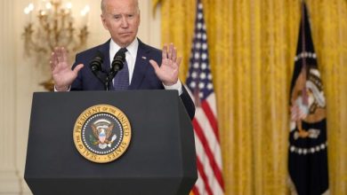 Photo of بايدن يتمسك بموعد الانسحاب من أفغانستان ويتوعد مهاجمي مطار كابول