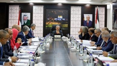 Photo of استطلاع بالضفة: الغالبية غير راضية عن الحكومة وترى “سيف القدس” انتصارًا