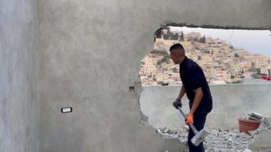 Photo of بيت حنينا: الاحتلال يجبر عائلة مقدسية على هدم 3 منازل