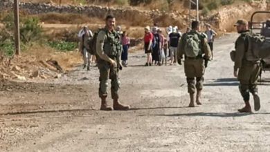 Photo of مستوطنون يهاجمون مواطنين قرب جبل الريسان شمال رام الله