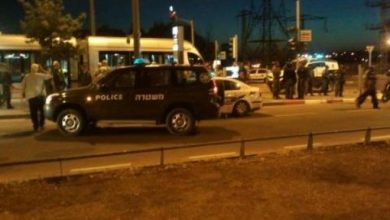 Photo of مستوطنون يطعنون شابًا ويصيبونه بجراح خطرة بالقدس