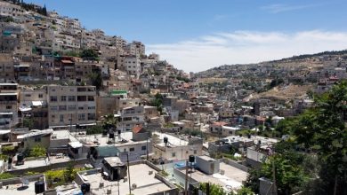 Photo of الضغط الشعبي يفضي لقرار بتجميد هدم منازل بحي في القدس