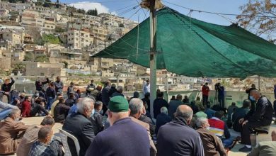 Photo of أهالي سلوان يؤدون الجمعة في خيمة بطن الهوى رفضًا لقرارات الهدم