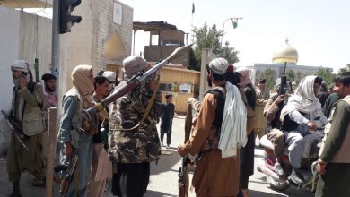 Photo of طالبان على مشارف كابل.. الغربيون يحزمون حقائبهم وأميركا تقرر إتلاف مواد حساسة بسفارتها