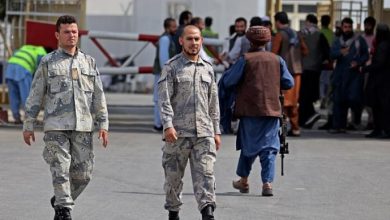 Photo of “طالبان” تسمح بعودة عناصر الشرطة للعمل في محيط مطار كابول