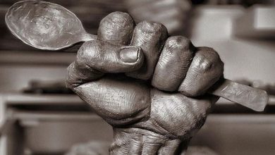 Photo of نحات كويتي يهدي أسرى جلبوع “ملعقة الحرية”