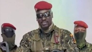 Photo of الانقلابيون في غينيا يعلنون “القبض” على الرئيس و”حل” المؤسسات