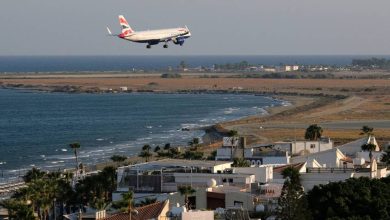 Photo of هرباً من الأزمة الحادة.. مئات اللبنانيين يتوجهون إلى جزيرة قبرص