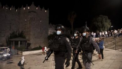 Photo of القدس: الاحتلال يقمع وقفة مساندة للأسرى في باب العامود