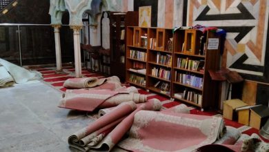 Photo of مئات المواطنين يؤدون صلاة الفجر على بلاط المسجد الإبراهيمي