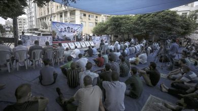 Photo of غزة: صلاة الجمعة أمام مقر “الصليب الأحمر” تضامنا مع الأسرى