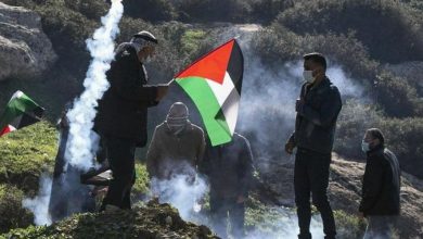 Photo of مواطنون يتصدون لهجوم شنّه مستوطنون على أرضيهم بدير الحطب