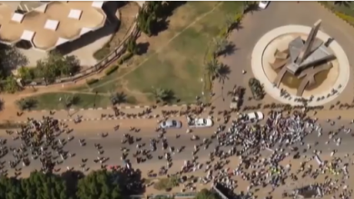 Photo of سجال بين فريقي “الحرية والتغيير” حول أولويات المرحلة بالسودان.. اعتصام مستمر أمام القصر الجمهوري ودعوات للتظاهر الخميس