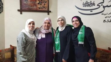 Photo of الخليل تحتضن المحررة نسرين أبو كميل بعد منع الاحتلال لقاء عائلتها بغزة