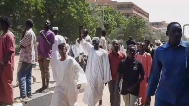 Photo of السودان.. مسيرات في محيط القصر الجمهوري تطالب بحل الحكومة و”استعادة الثورة”
