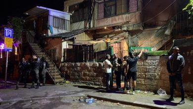 Photo of الاحتلال يعتدي على مقدسيين في الشيخ جراح وسط اقتحام للمستوطنين 