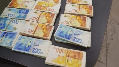 Photo of الشرطة تصادر 800 ألف شيكل نقدا في مداهمة لمنزل ببير هداج