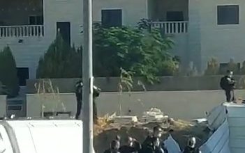 Photo of النقب: آليات إسرائيلية تهدم منزلا في رهط