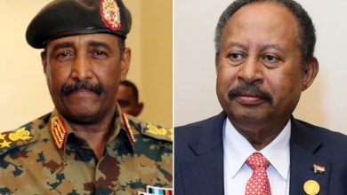 Photo of سفراء السودان في 12 دولة يرفضون “الانقلاب”.. حمدوك يعود لمنزله ومظاهرات ليلية رافضة لإجراءات قائد الجيش