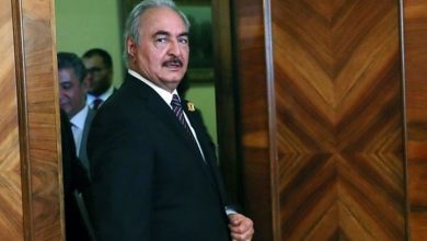 Photo of التايمز: حفتر يحاول إقناع الغرب بدعمه عبر التطبيع مع إسرائيل