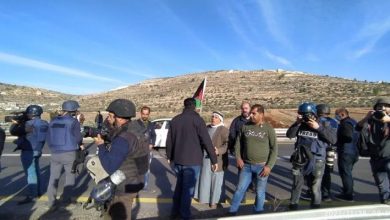 Photo of مستوطنون يهاجمون قرية اللبن الشرقية والاحتلال يعتدي على المواطنين