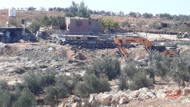 Photo of الاحتلال يهدم منزلا ويدمر 12 قبرا ويخطر بهدم منزلين جنوب الخليل