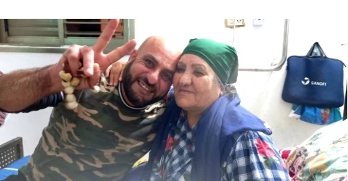 المحرر أبو علي مع والدته