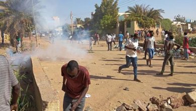 Photo of بعد يوم دامٍ في السودان.. مواجهات جديدة بالخرطوم وتجمع المهنيين يدعو لعصيان مدني وإضراب عام