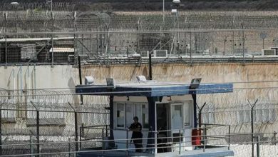 Photo of نادي الأسير: الأسرى في عدة سجون يرفضون ويقاطعون نقل الأسرى عبر عربة “البوسطة”
