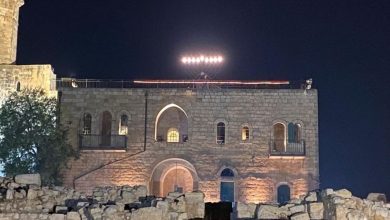 Photo of مستوطنون ينصبون “شمعدانا” على سطح مسجد شمال غرب القدس