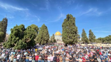 Photo of 60 ألفًا يؤدون الجمعة في رحاب الأقصى
