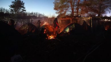 Photo of تفاقم أزمة اللاجئين على الحدود مع بولندا.. تهديدات أوروبية بعقوبات على بيلاروسيا ولوكاشينكو يلوح بقطع الغاز